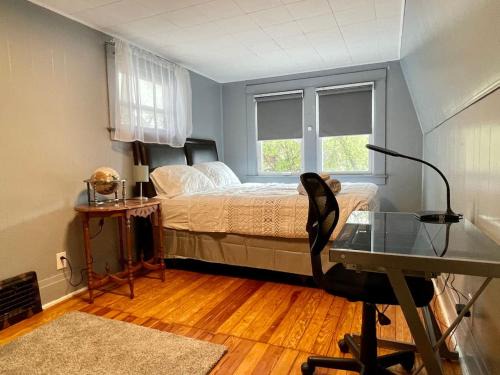 Niagara Falls House | 3 bdrm Niagara Falls Home Air Conditioning Hot Tub Parking