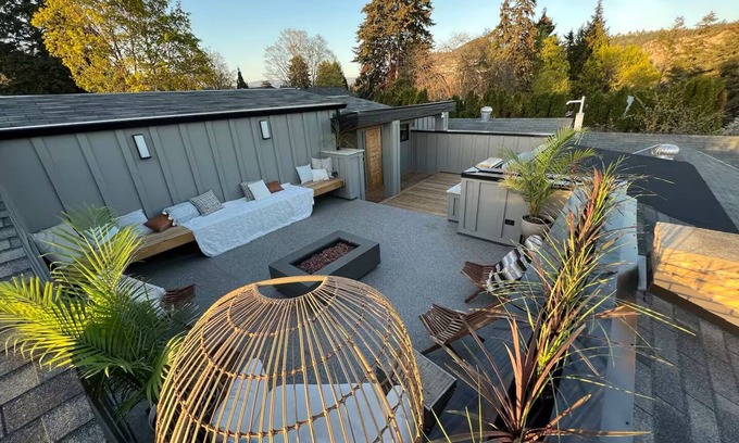 Glenmore House | 3 bdrm suite w/rooftop patio, firetable & sauna + hot tub, cold plunge, gym.