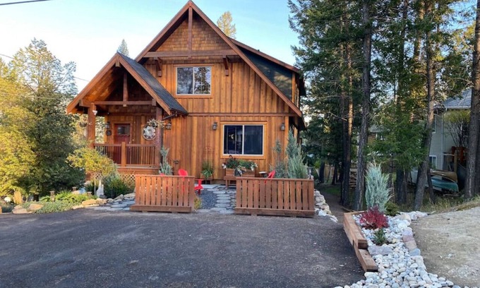 East Kootenay Cabin | 3 Bears Cabin | Games Room | Firepit | Lux Kitchen