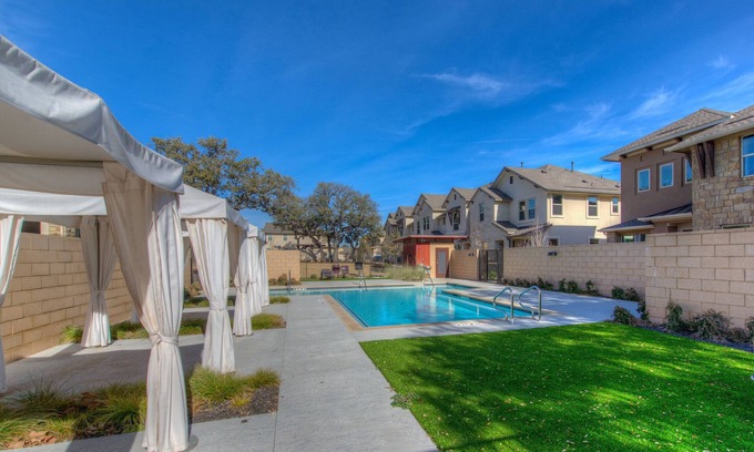 McNeil House | 3 bed 2.5 bath Town home, Walk to light train, easy access to downtown Austin!