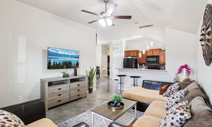 Copperas Cove House | 3-bed, 2-bath, an office, WiFi, fenced backyard and short drive to fort Cavazos