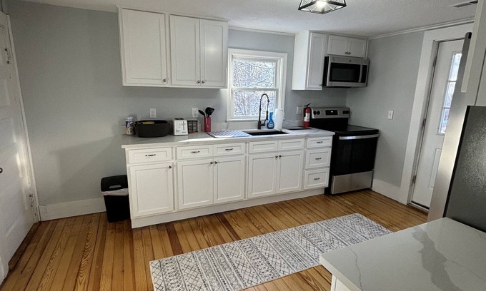 Branford Center Apartment | 3 Bed Apartment Branford Center!Close to Yale, Tweed Airport, Restaurants/bars!
