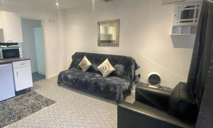 Merthyr Tydfil Apartment | 3 Bed Apartment - Sleeps 6 - Free Parking, Wifi