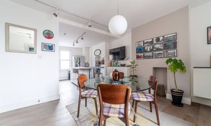 Vauxhall Apartment | 3 Bed Balcony Flat in Nine Elms
