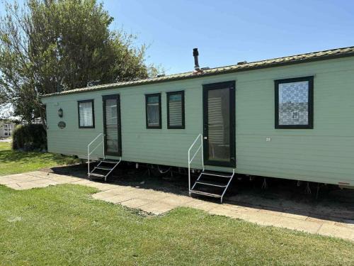 Winestead House | 3 Bed Cabin - Sleeps 6 - Pool - Parking - Wifi