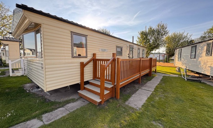 Towyn Ski Chalet | 3 Bed Caravan - Side gated decking, WiFi, Pets