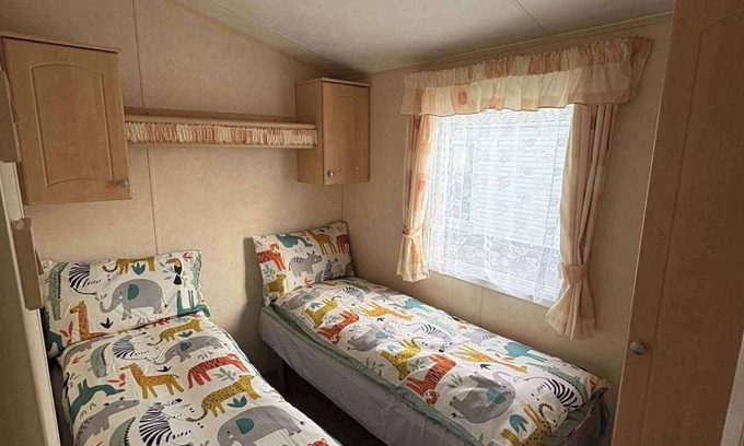 Winestead Cabin | 3 Bed Caravan - Sleeps 8 - Pets - Garden - Parking