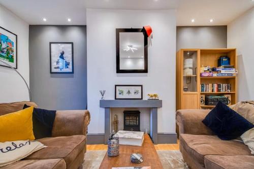 Meltham House | 3-Bed Countryside Retreat, Family & Pets , Sleeps 5