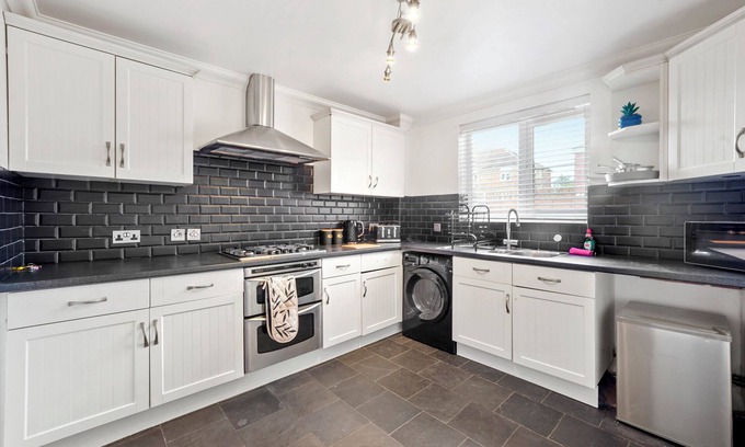 Willesborough House | 3 Bed Detached/parking/Hot tub