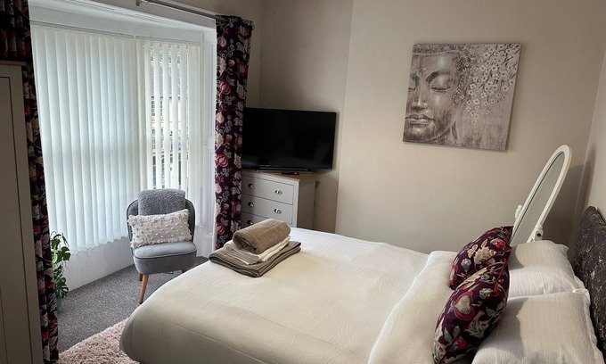 Antrim Apartment | 3 Bed Flat - Sleeps 6 - Parking - Wifi