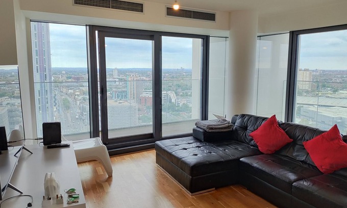 Stratford and New Town Apartment | 3 bed Flat With Great View and air Cooling System