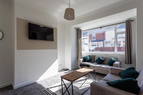 Newcastle-upon-Tyne House | 3 Bed Home From Home, Family, Workers And Friends