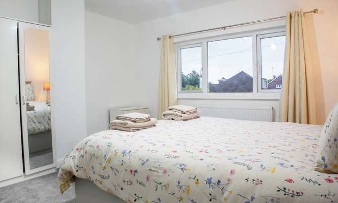 Westcliff-on-Sea House | 3 Bed House Sleeps 6 - Free Parking -Tv & Wi-Fi