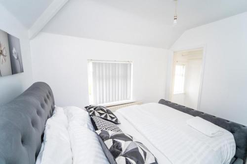 Leicester House | 3 Bed House - Sleeps 5 - Pets - Garden - Parking