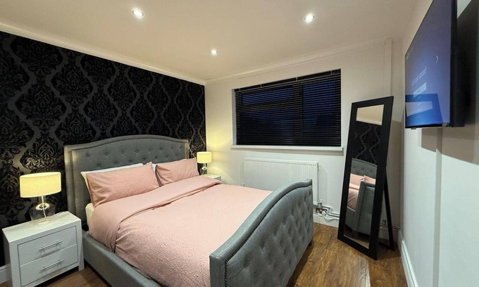 Bridgend House | 3 Bed House - Sleeps 6 - Parking - Wifi