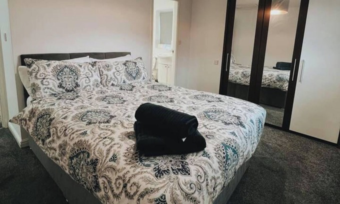 Oldbury House | 3-Bed House Sleeps 8-Free Parking & Private Garden