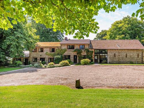 Maiden Newton House | 3 Bed in Dorchester 92415