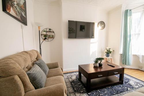 Moffat House | 3 Bed Stylish & Spacious Home, Sleep up to 7ppl