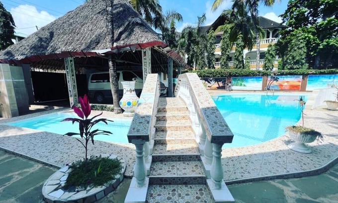 Galu Beach Villa | 3 Bed Villa - Sleeps 6 - Wifi - Parking