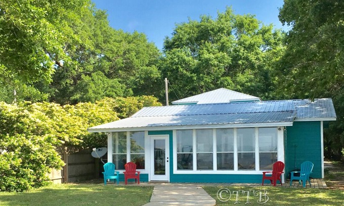 Fairhope House | 3 Bedroom/2 Bath Cottage with Pier on Mobile Bay. Two separate guest areas