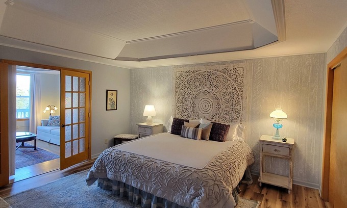 Bellevue Apartment | 3 Bedroom, 2 Bath Overlooking the Mississippi River. No hidden fees