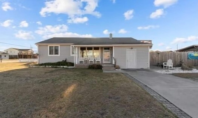 Colington Cottage | 3 Bedroom, 2 full baths. Steps to beach! Great Fall Rates booking now!