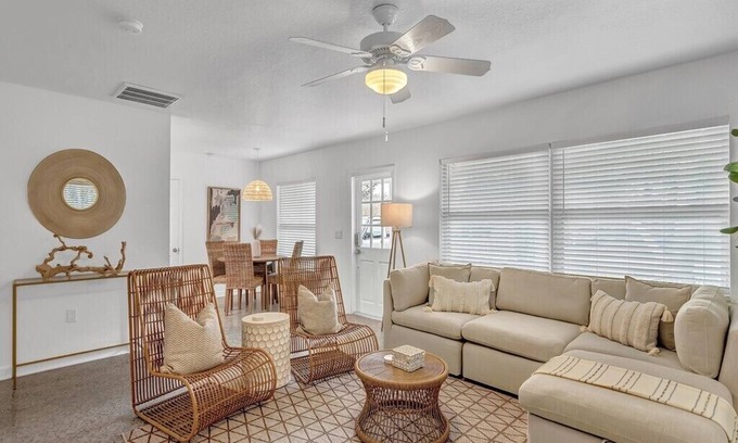 Rock Ridge Cottage | 3-bedroom-2 Full Baths Beach House mnts to Central Beach & downtown