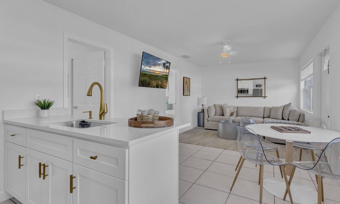 Rock Ridge House | 3-bedroom-2 Full Bath Beach House mnts to Central Beach & downtown