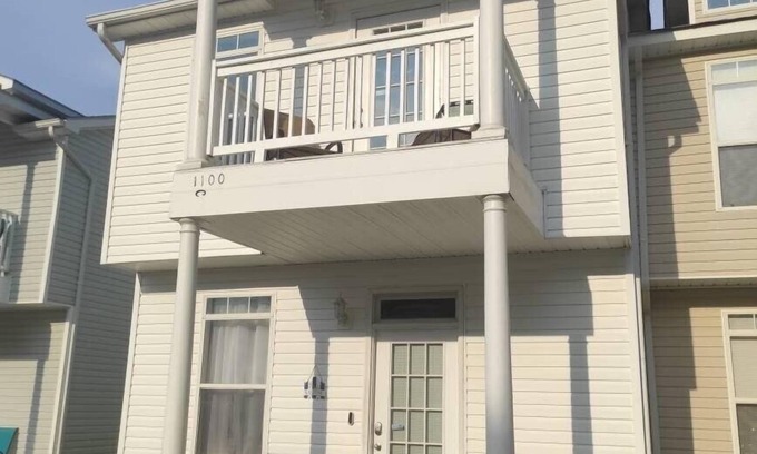 Gulfport House | 3 Bedroom 3 bath Townhouse! 5 MINUTE WALK TO THE BEACH! SNOWBIRDS WELCOME!