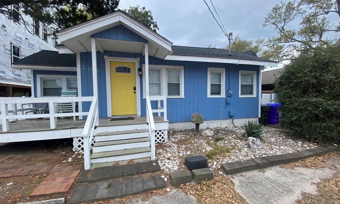 North Carolina Coast Cottage | 3-Bedroom 3 Bath Beach Cottage in Carolina Beach Paws Welcome 2 Blocks to Ocean