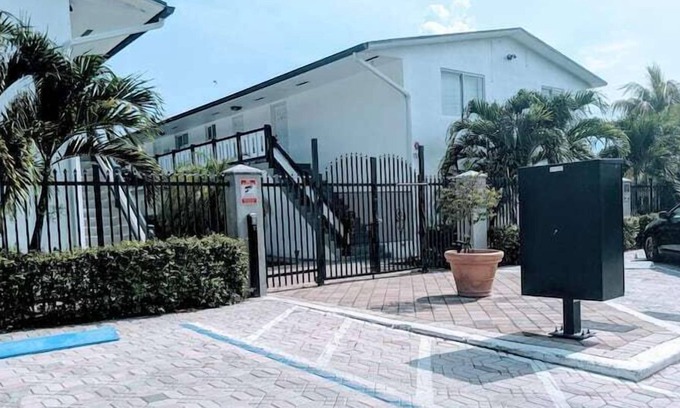 Riverside Park Apartment | 3 Bedroom 675438 by Houzlet