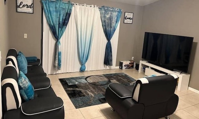 Sunshine Apartment | 3 Bedroom 697986 by Houzlet