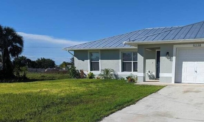 Sunshine Apartment | 3 Bedroom 704631 by Houzlet