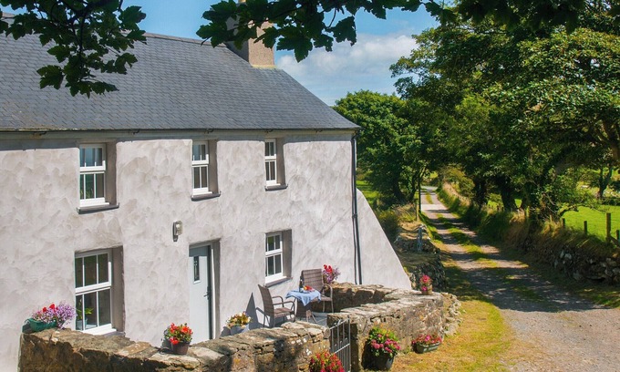 Garn Fadryn Cottage | 3 bedroom accommodation in Llaniestyn, near Abersoch