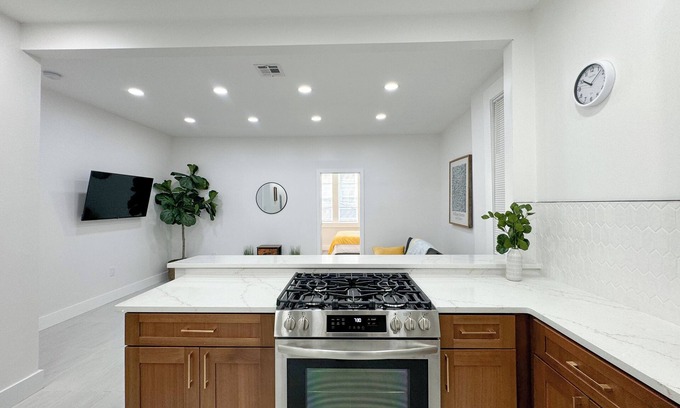 Fairview Apartment | 3-bedroom apartment in peaceful North Bergen with AC