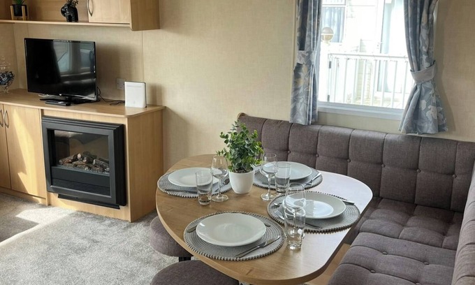 Clacton-on-Sea Cabin | 3 Bedroom Caravan - Sleeps 8 - Parking, Wifi, Pool
