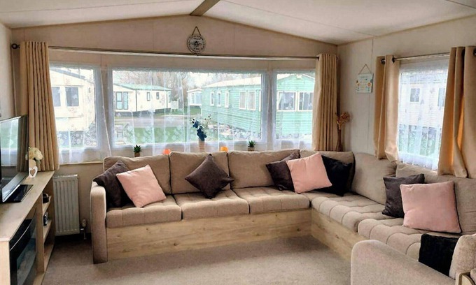 Skegness Cabin | 3 Bedroom Caravan - Sleeps 8 - Pets & Free Parking