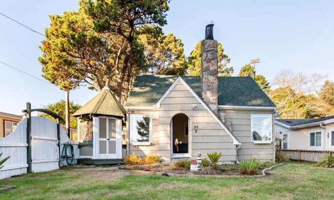 Lincoln Beach House | 3-bedroom cottage w/ hot tub, 5 min walk to beach!