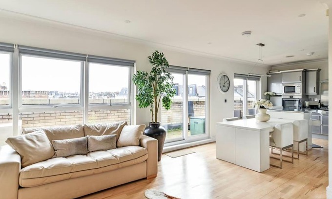 Shaftesbury Apartment | 3 bedroom duplex, terrace, parking