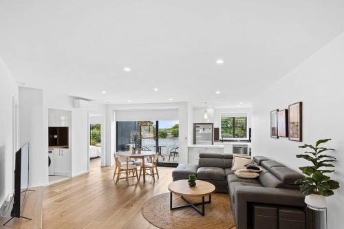 Hughesdale Apartment | 3 bedroom family apartment near Chadstone