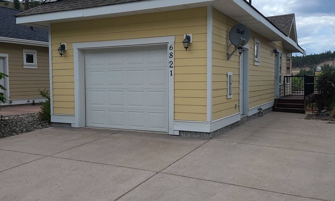 Central Okanagan House | 3 Bedroom Family Cottage Escape - Mellow Yellow