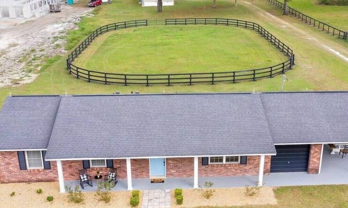 Fellowship Other | 3 bedroom farmhouse in pleasant Ocala within walking distance to the WEC