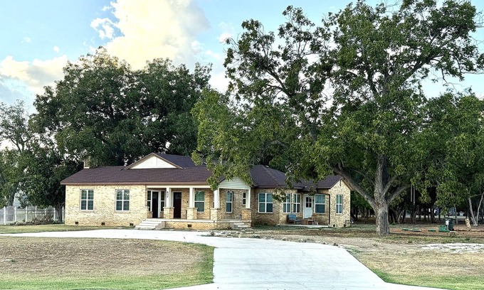 Seguin Other | 3-bedroom farmhouse in tranquil Seguin with large lot and trees