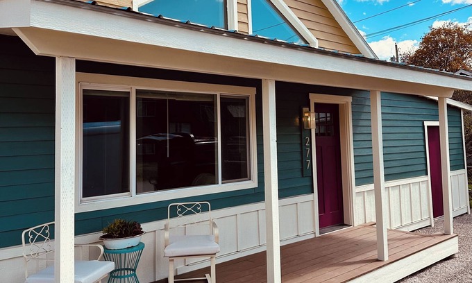 Somers House | 3-bedroom home by Flathead Lake with AC, WiFi, fenced in backyard, Pet Friendly