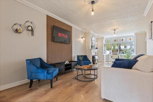 Hall Green House | 3 Bedroom Home Driveway King Beds Nr Solihull, Edgbaston, Digbeth, HS2 sites, NEC, M42 & Lots more- Central Birmingham