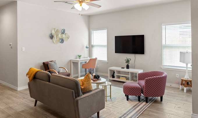 Jarrell House | 3-bedroom home in marvelous Jarrell where country meets style