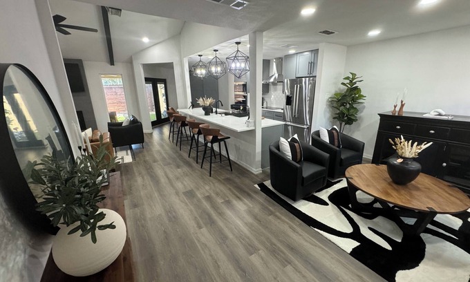 North Arlington House | 3 bedroom home near Arlington Entertainment District amongst the TOWERING OAKS!