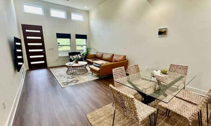 Cherrywood House | 3 Bedroom Home Near Downtown