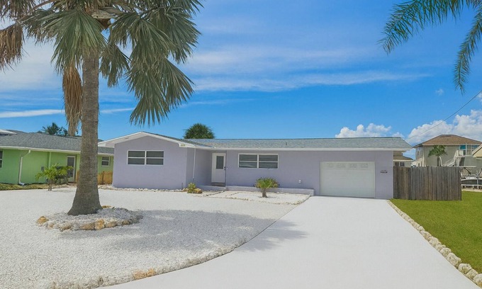 Mid Island House | 3-bedroom house in awesome Fort Myers Beach with AC