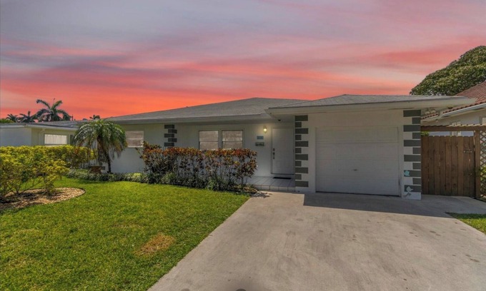Hallandale Beach House | 3-bedroom house in brilliant Hallandale Beach with AC